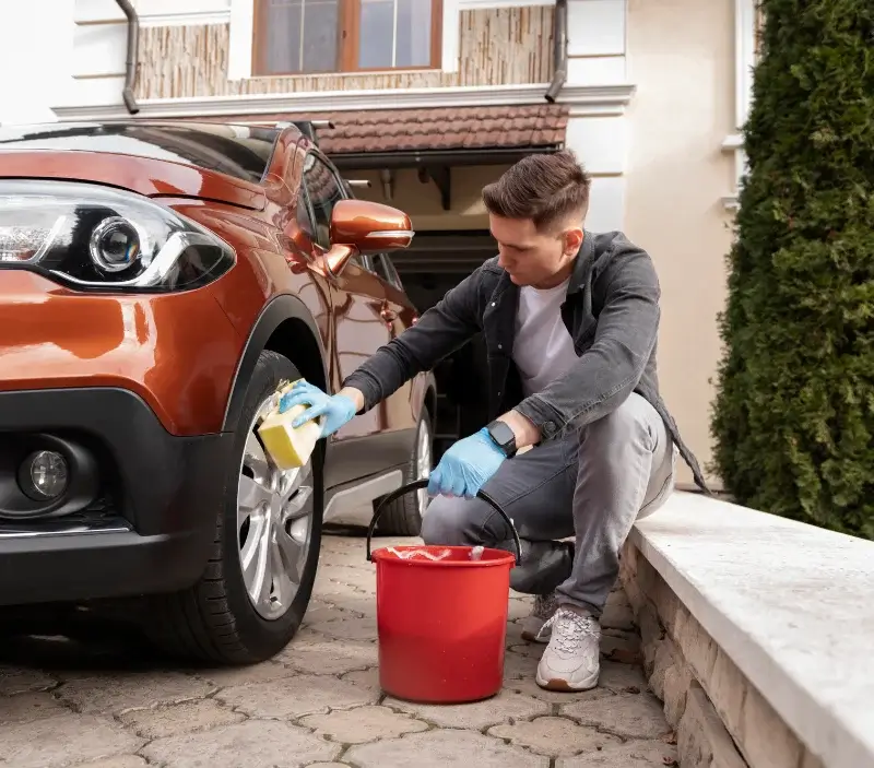 Lavage auto à domicile Les Nouillers : professionnel intervenant sur un véhicule
